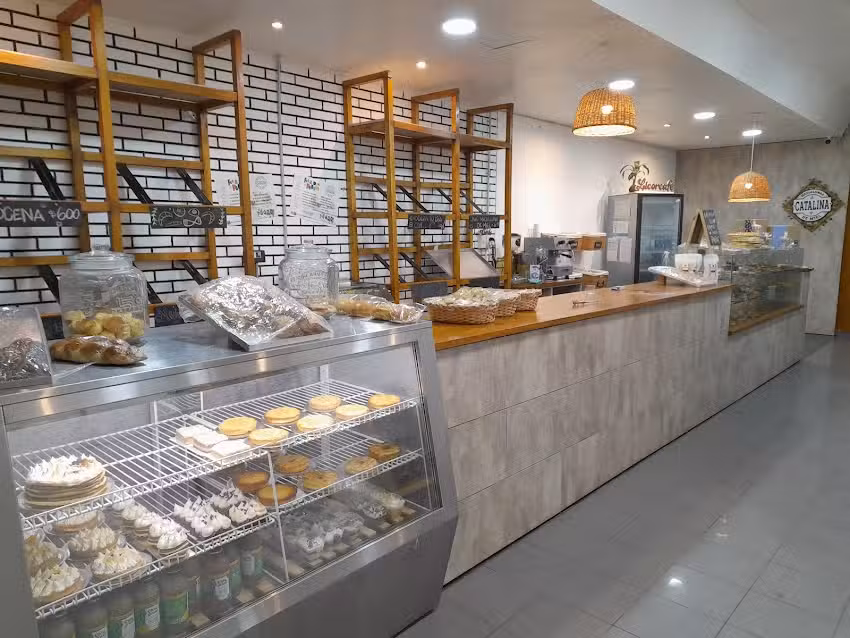 CATALINA MEDIALUNAS Y CAFE