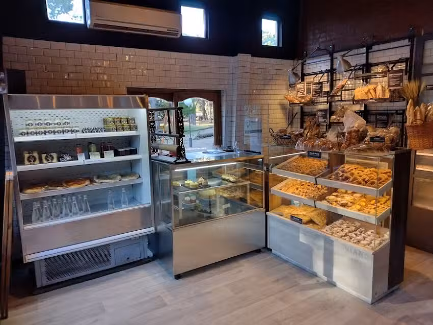 El Nido, Caf&eacute; del Pueblo