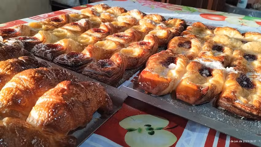 Medialunas Lucas amasando