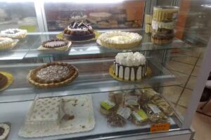 PANADERÍA CAFETERÍA LA REINA