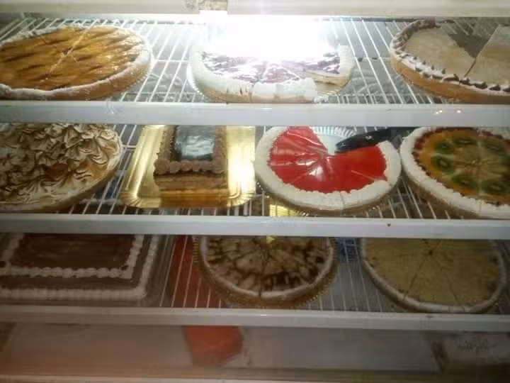 Panaderia, Confiteria y Cafeteria La Familia