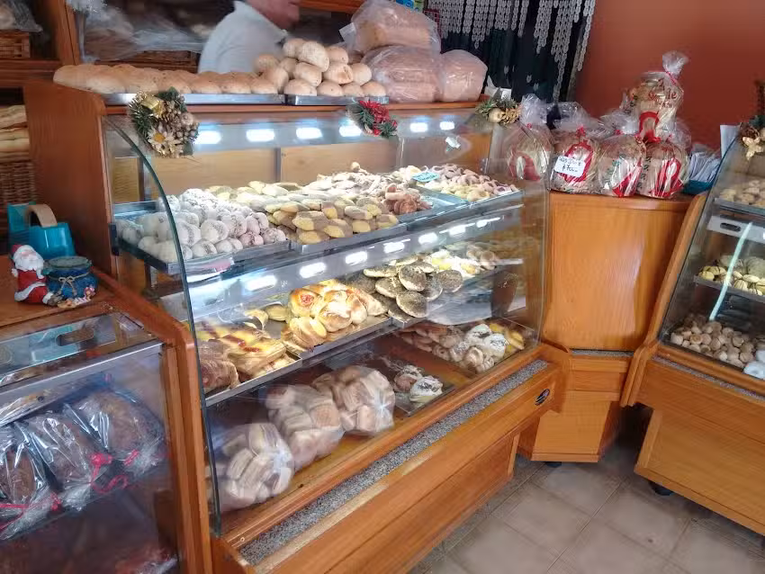 Panaderia Y Confiteria La Reina