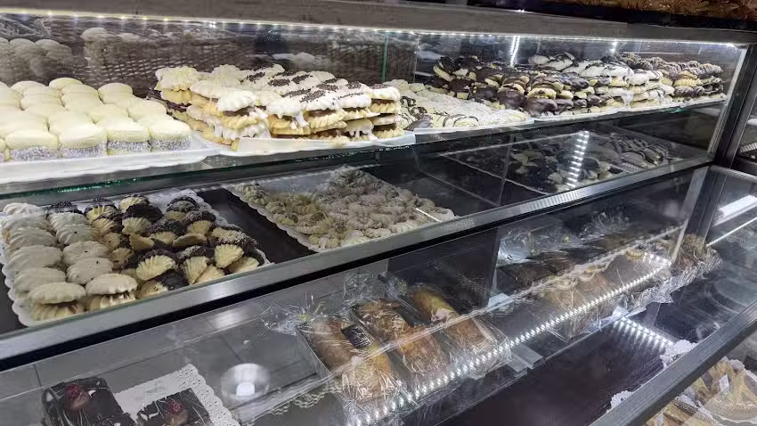 PANADERIA Y CONFITERIA LYON