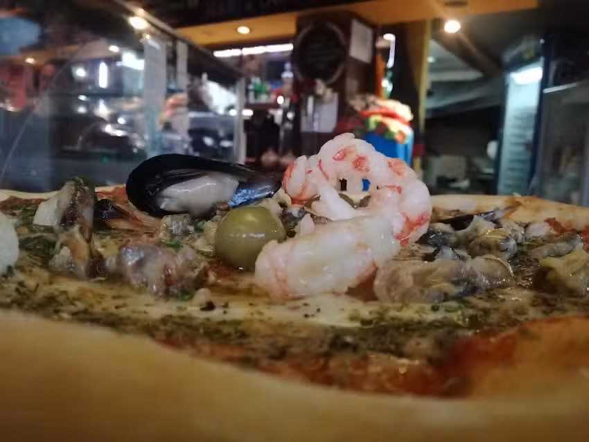 R&Uacute;STICA Pizza & Caf&eacute;